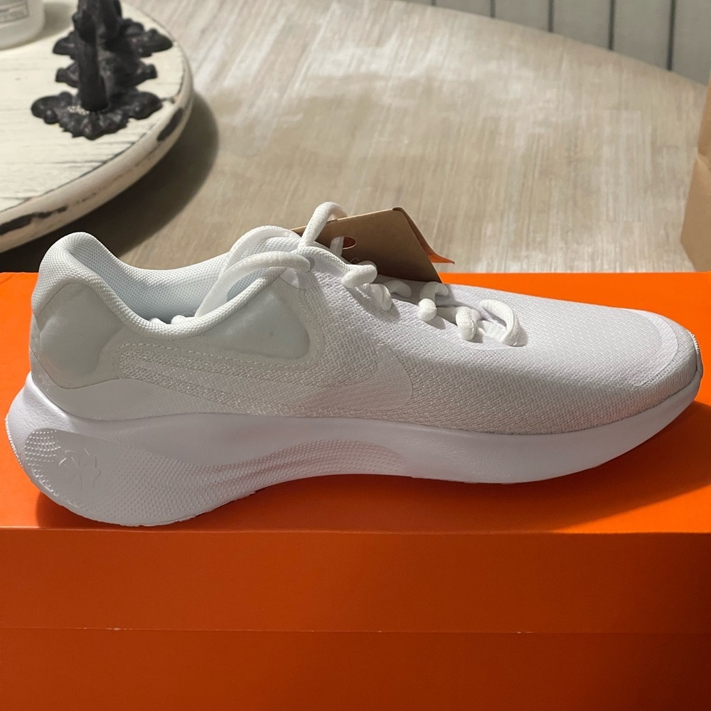 NIKE REVOLUTION 7⭐️NEW IN BOX⭐️SIZE 6 Women/4.5 Man - Picture 4 of 12